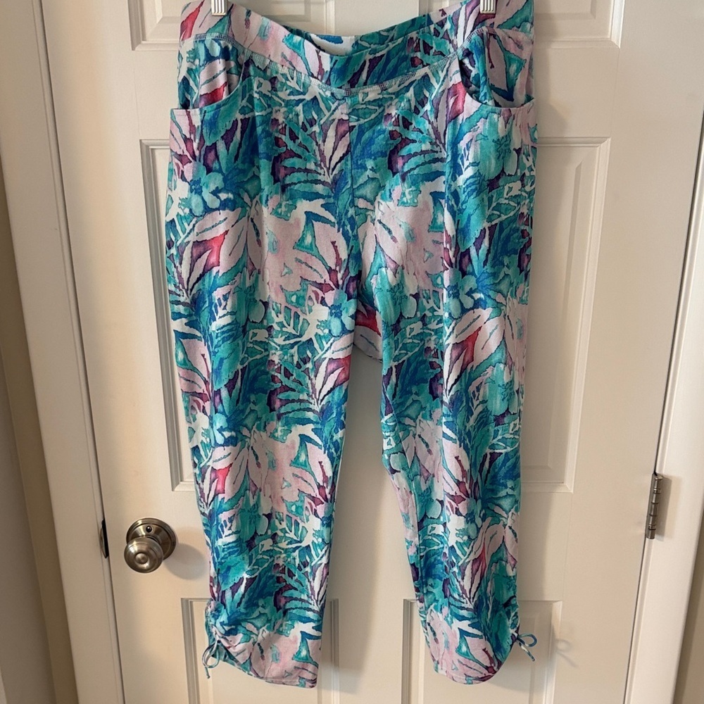 Chico's Weekender Tropical Floral Patterned pull-on Crop Pants  Size 2 Large